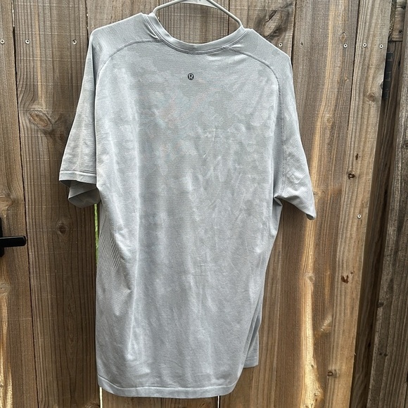 lululemon athletica metal vent Short Sleeve Tee Size XL - Picture 7 of 7